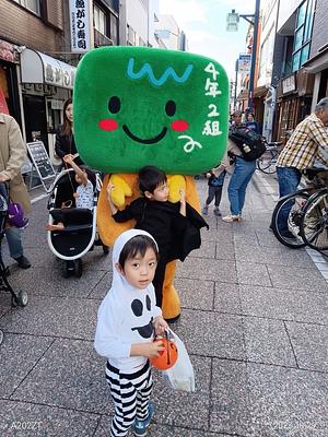 4年2組のうしろの黒板くんの画像